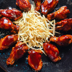 Alitas de pollo de corral cocinada a baja temperatura con salsa barbacoa casera