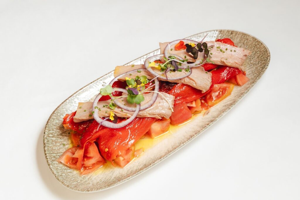 Plato de Ensalada de pimientos con ventresca, Restaurante Cruz Blanca Las Murallas